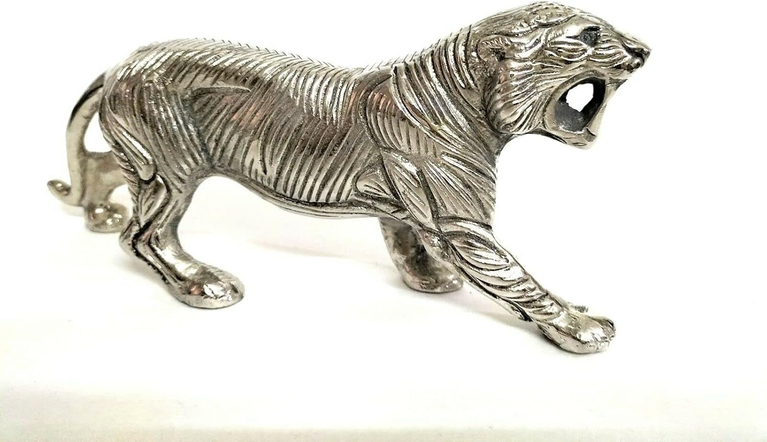 Chrome Leopard Sculpture | Tierfigur in Silberoptik