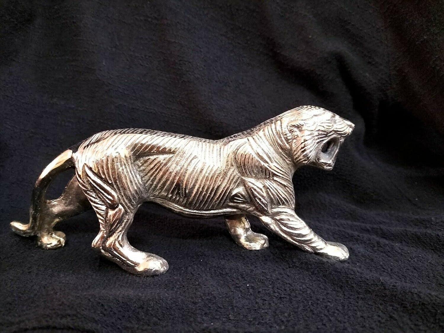 Chrome Leopard Sculpture | Tierfigur in Silberoptik