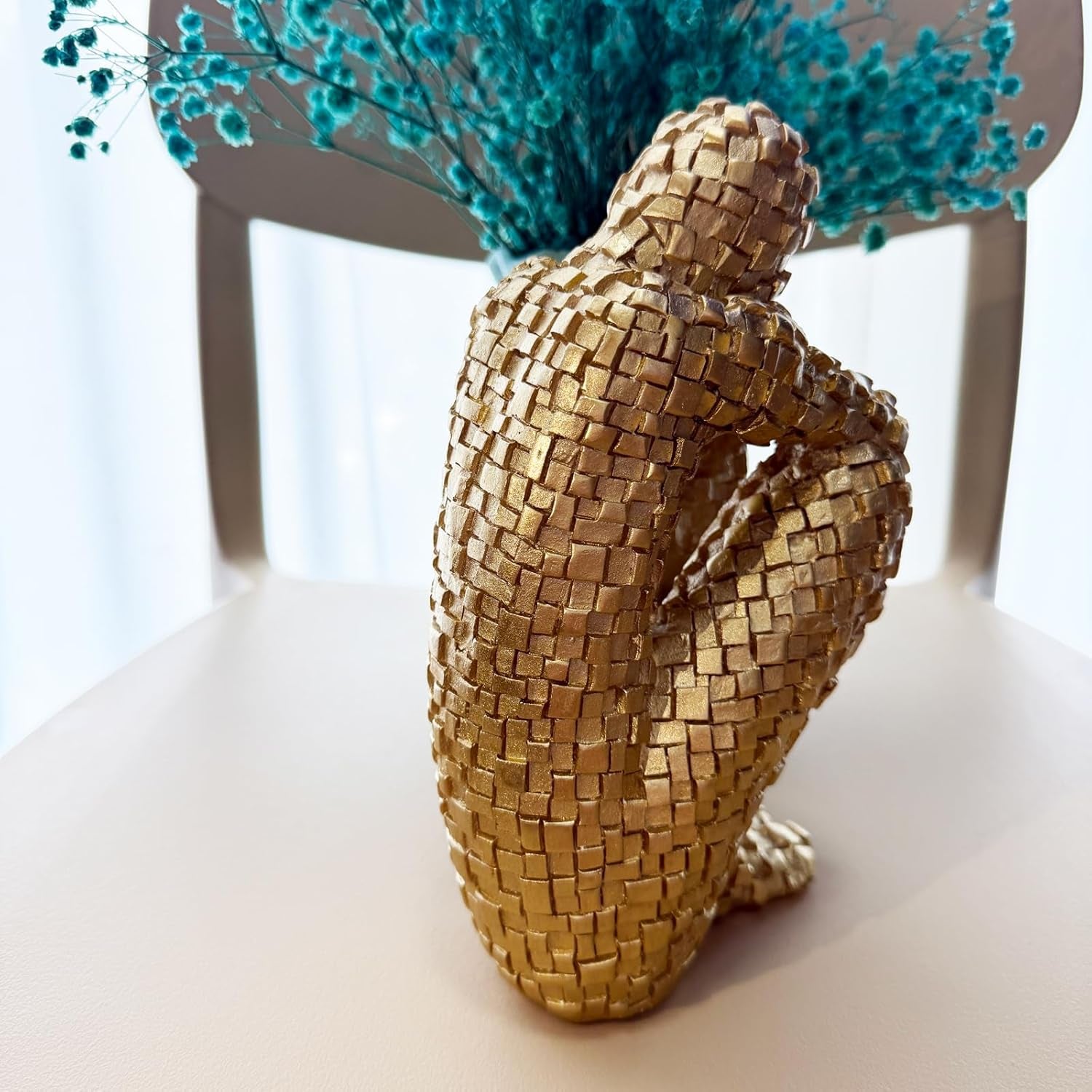 Abstrakte goldene Mosaikfigur als Dekoobjekt und Geschenkidee in Gold