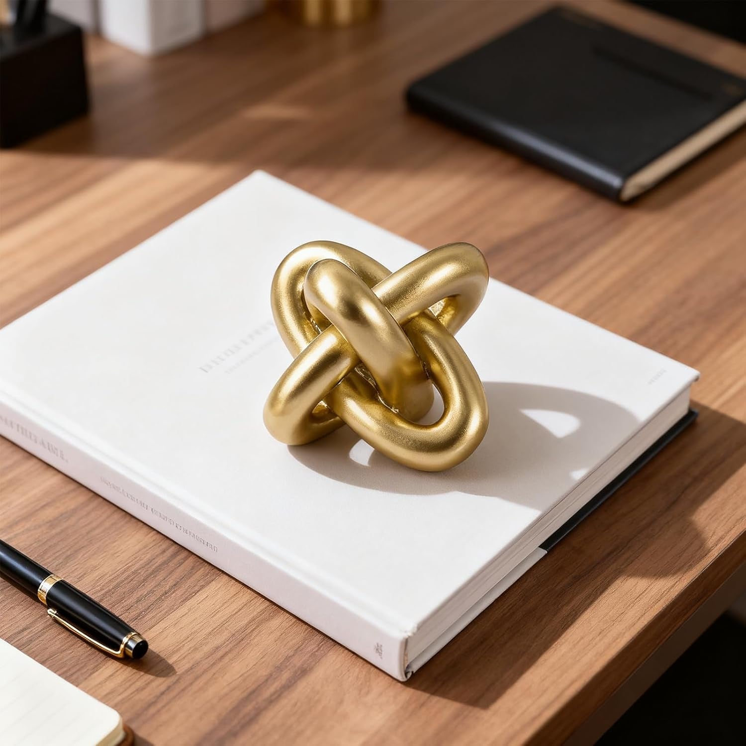 Goldene Knoten Dekoration, Dekorative Knoten Skulptur, Goldene Wohnkultur, Kaffeetisch Ketten Dekoration, Wohnzimmer-Regale, Bücherregale, Konsolen, Eingangsbereich, Bücherregal Dekoration.