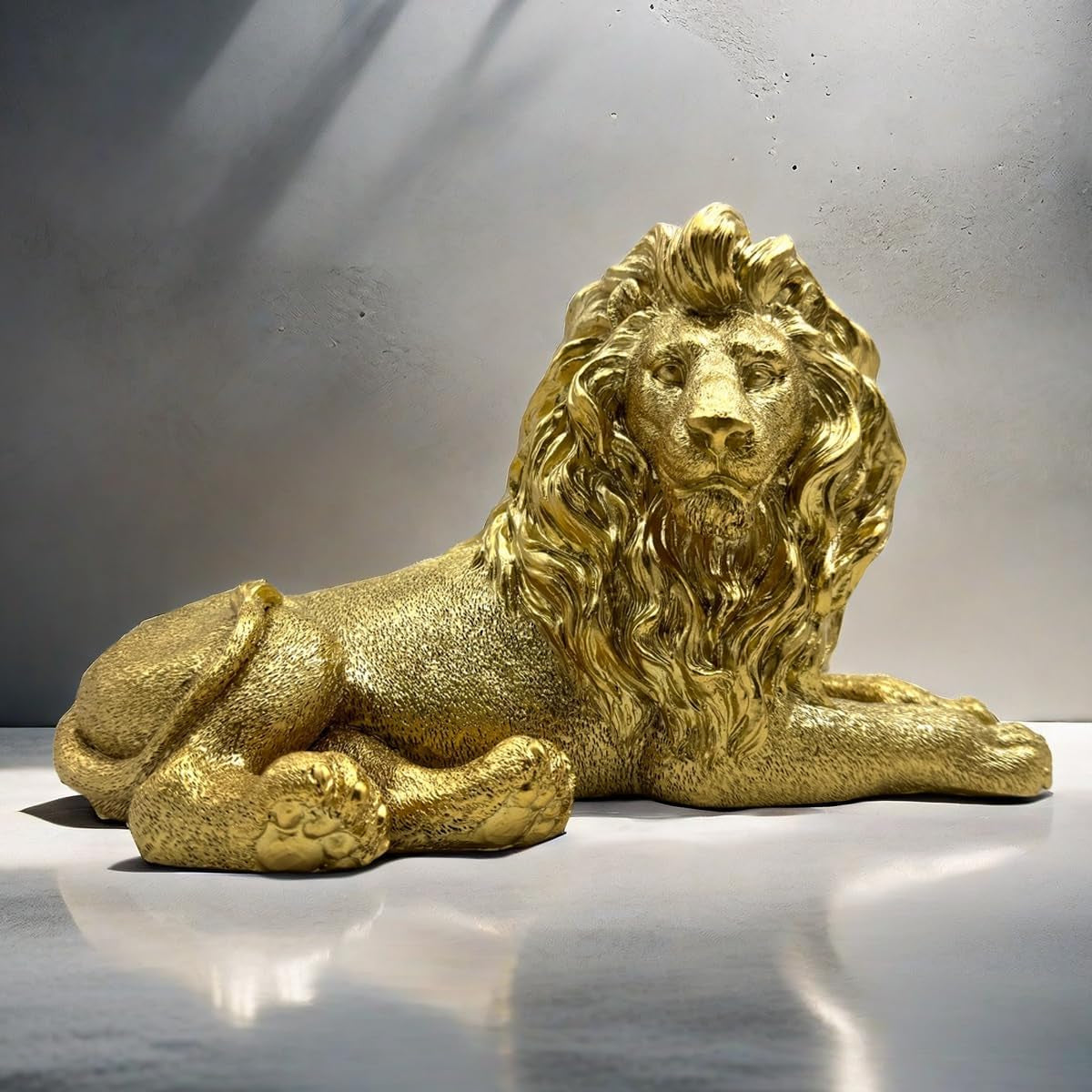 Goldener Löwe 25,4 cm | Kleine Tier-Skulptur fürs Office - Goldoptik Dekoobjekt