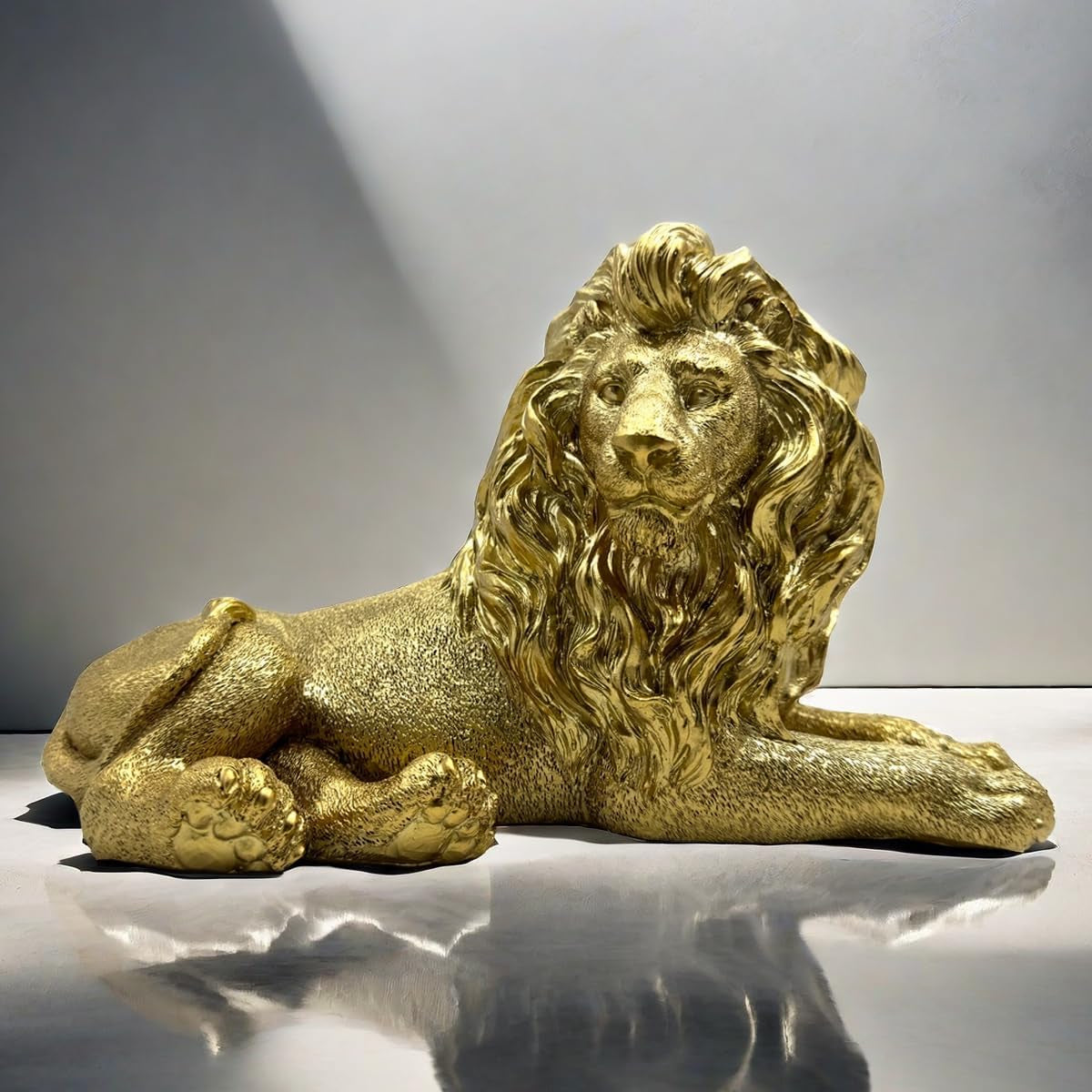 Goldener Löwe 25,4 cm | Kleine Tier-Skulptur fürs Office - Goldoptik Dekoobjekt