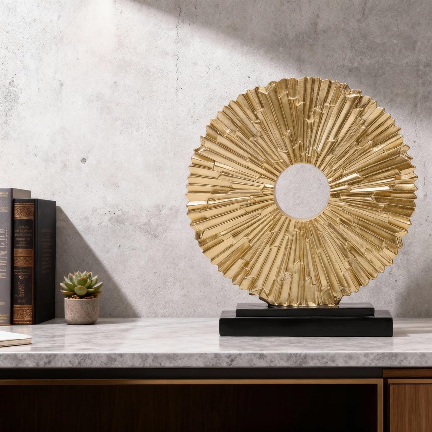 Golden Circle Lines Sculpture | Runde Skulptur in Goldoptik