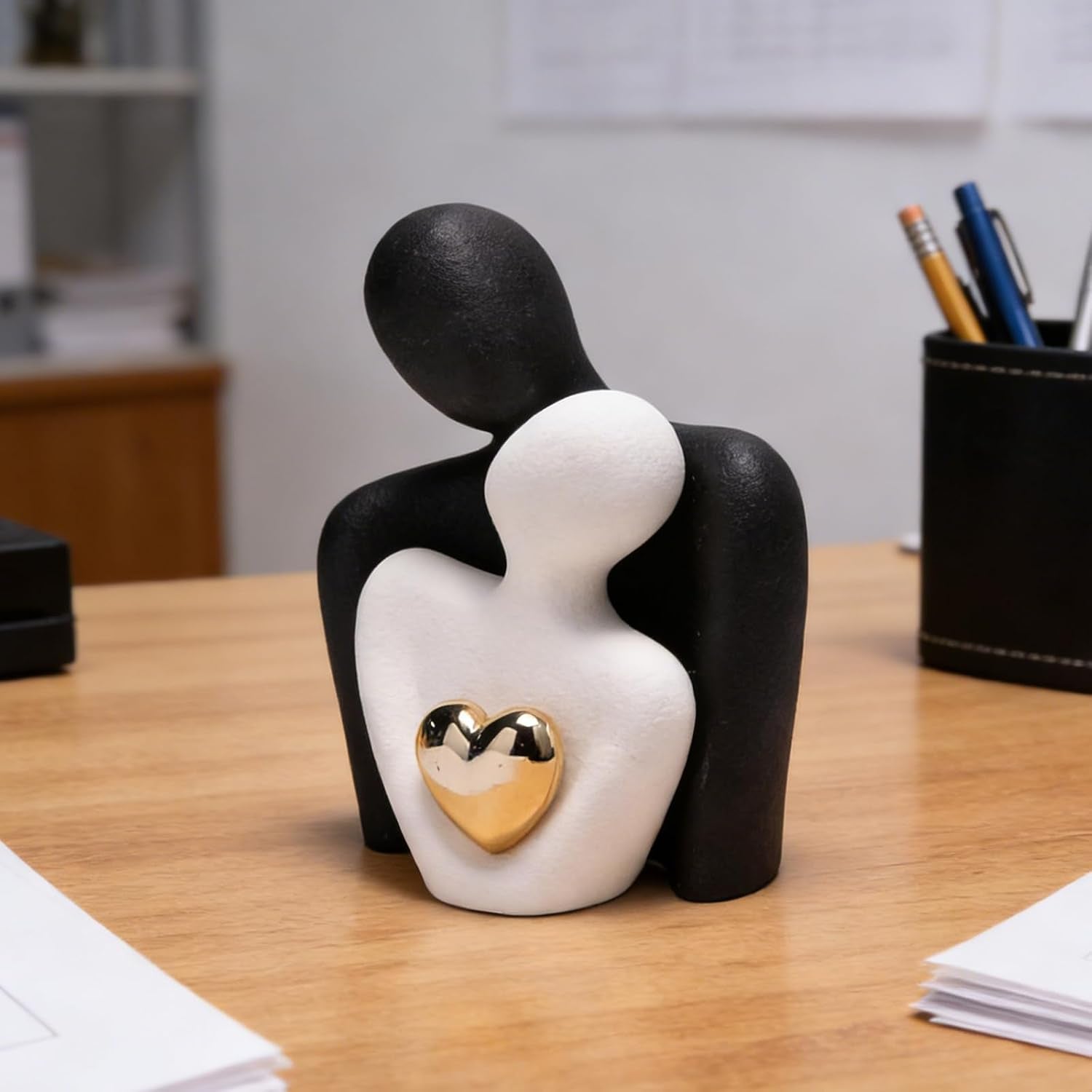 Romantische Paar Skulptur Mit Goldenem Herz Keramik Dekofigur Modern Schwarz Weiß Moderne Statue Für Wohnzimmer Hochzeitsgeschenk Heimdekoration