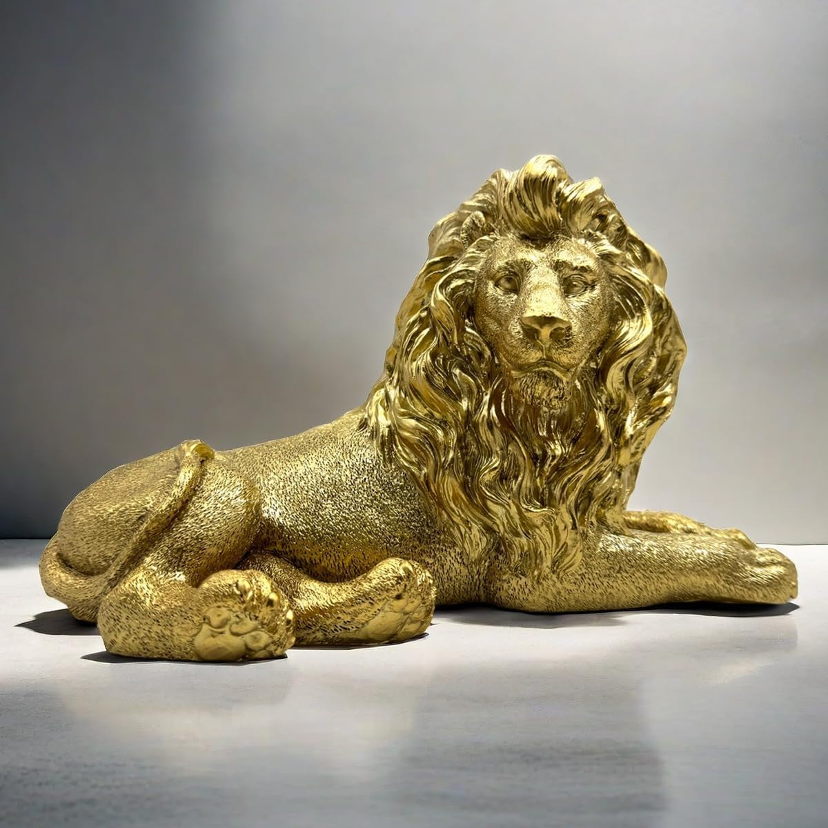 Goldener Löwe 25,4 cm | Kleine Tier-Skulptur fürs Office - Goldoptik Dekoobjekt