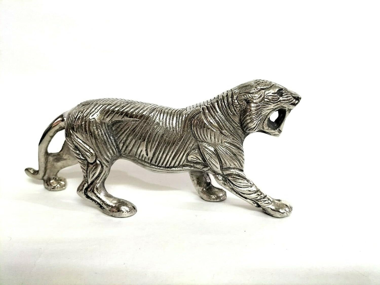 Chrome Leopard Sculpture | Tierfigur in Silberoptik