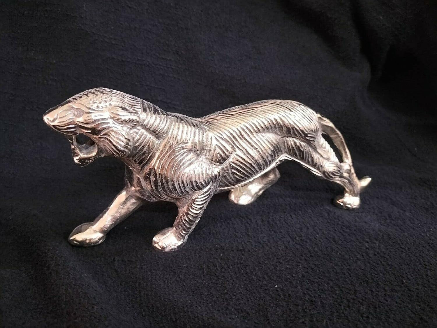 Chrome Leopard Sculpture | Tierfigur in Silberoptik