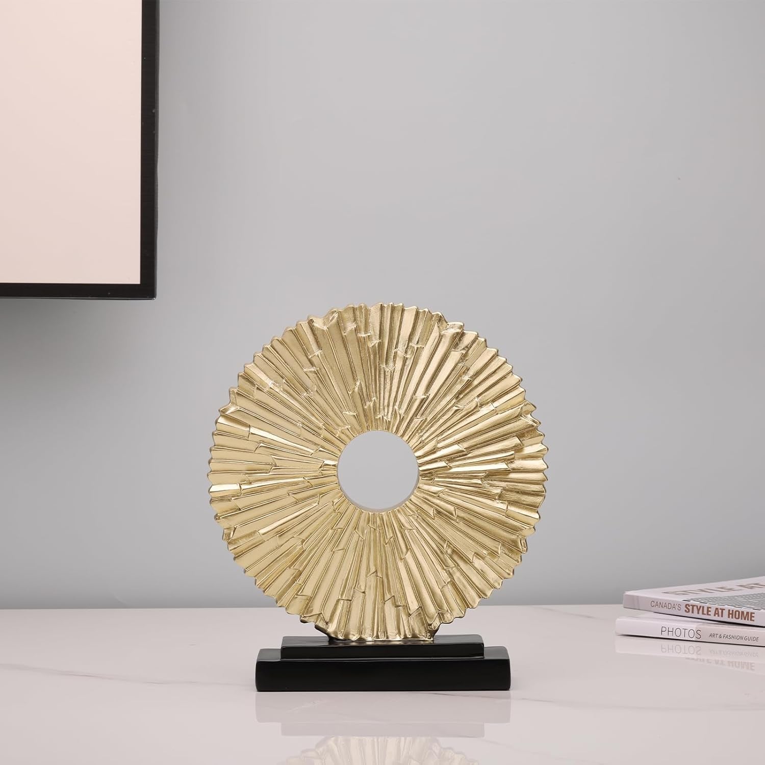 Golden Circle Lines Sculpture | Runde Skulptur in Goldoptik