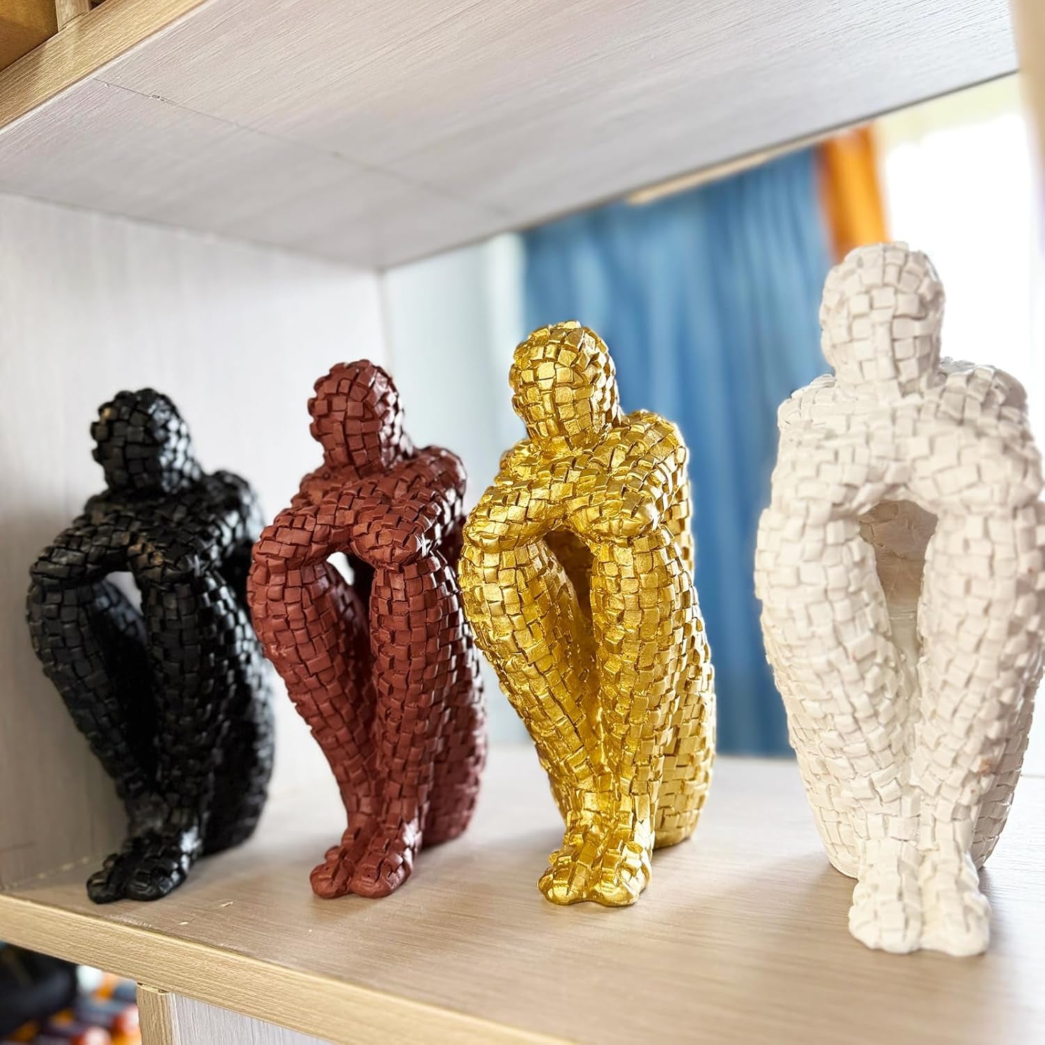 Abstrakte goldene Mosaikfigur als Dekoobjekt und Geschenkidee in Gold