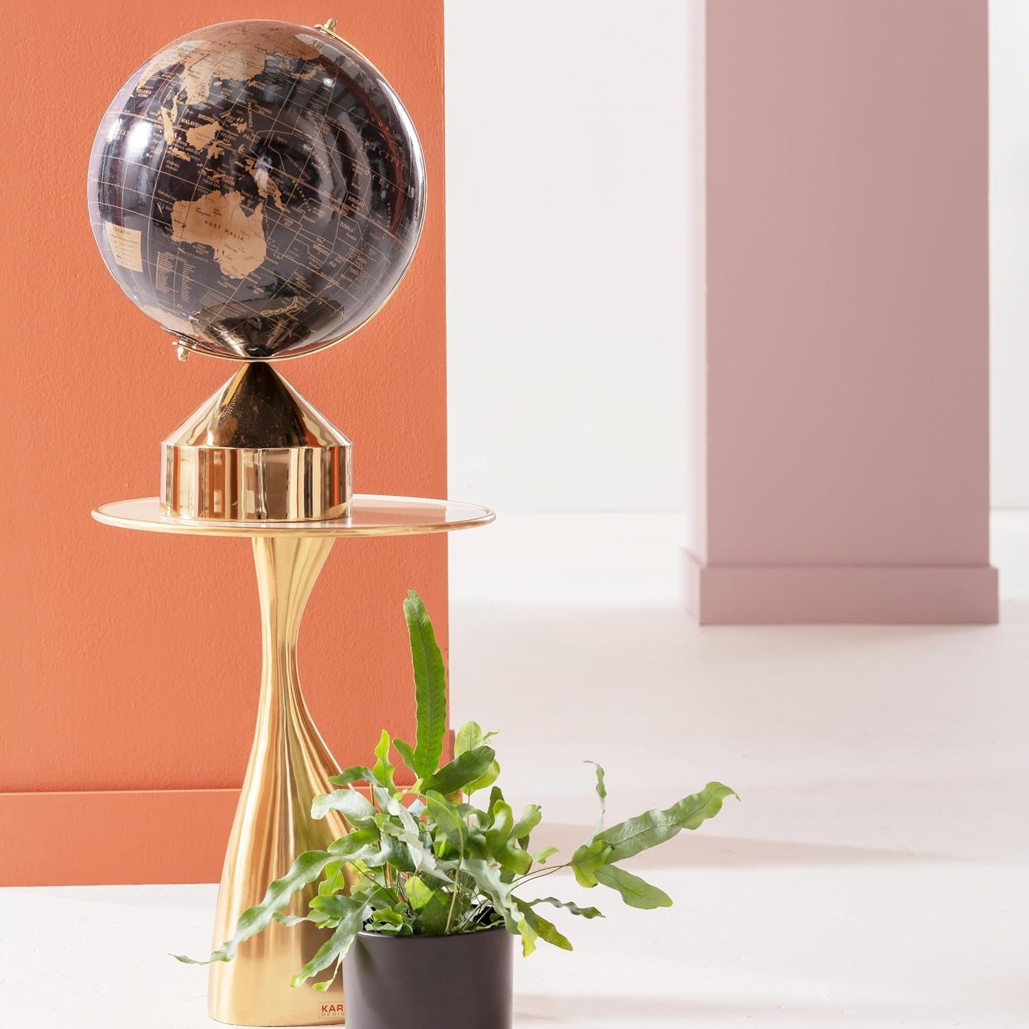 Black-Gold Globe - Schreibtischobjekt mit Goldakzent