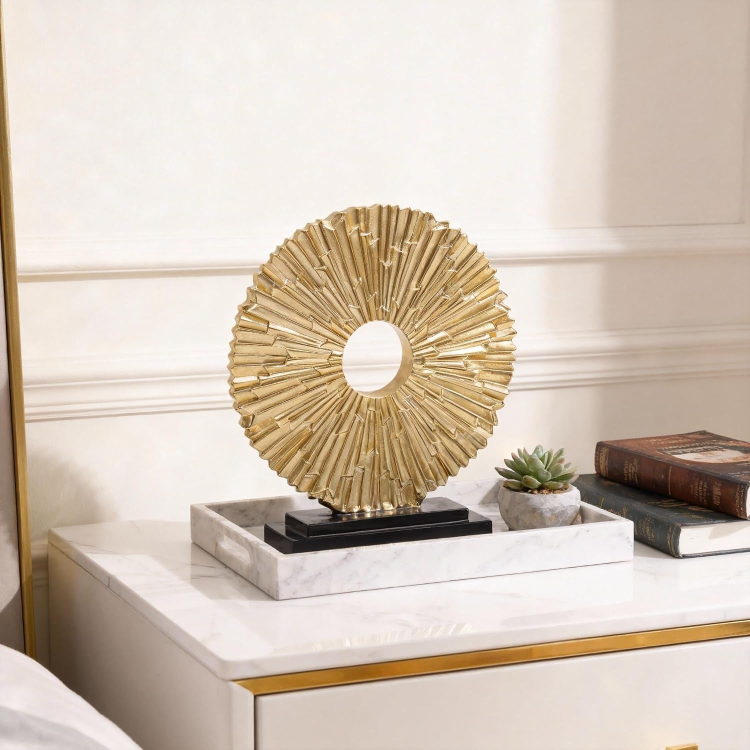 Golden Circle Lines Sculpture | Runde Skulptur in Goldoptik
