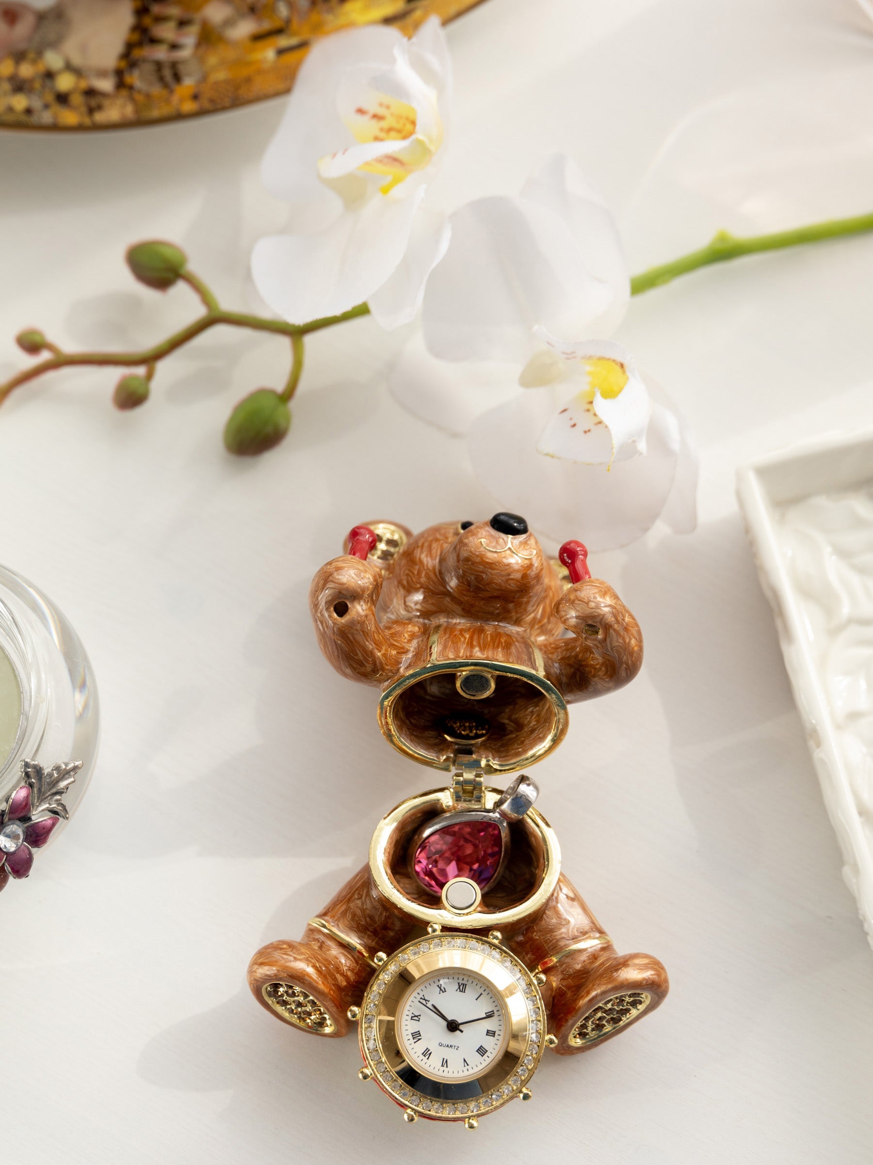 Brown Bear Clock Object | Geschenkidee mit Goldakzent - Produktbild 2 - LAFFARTS Gallery