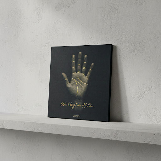 [Leinwandkunst "Wert liegt im Halten"| Zeitloses Statement mit Goldenen Details X LAFFARTS] - Luxus Wandbild mit 24 Karat Gold | Dark Luxury Interior & Wanddekoration.