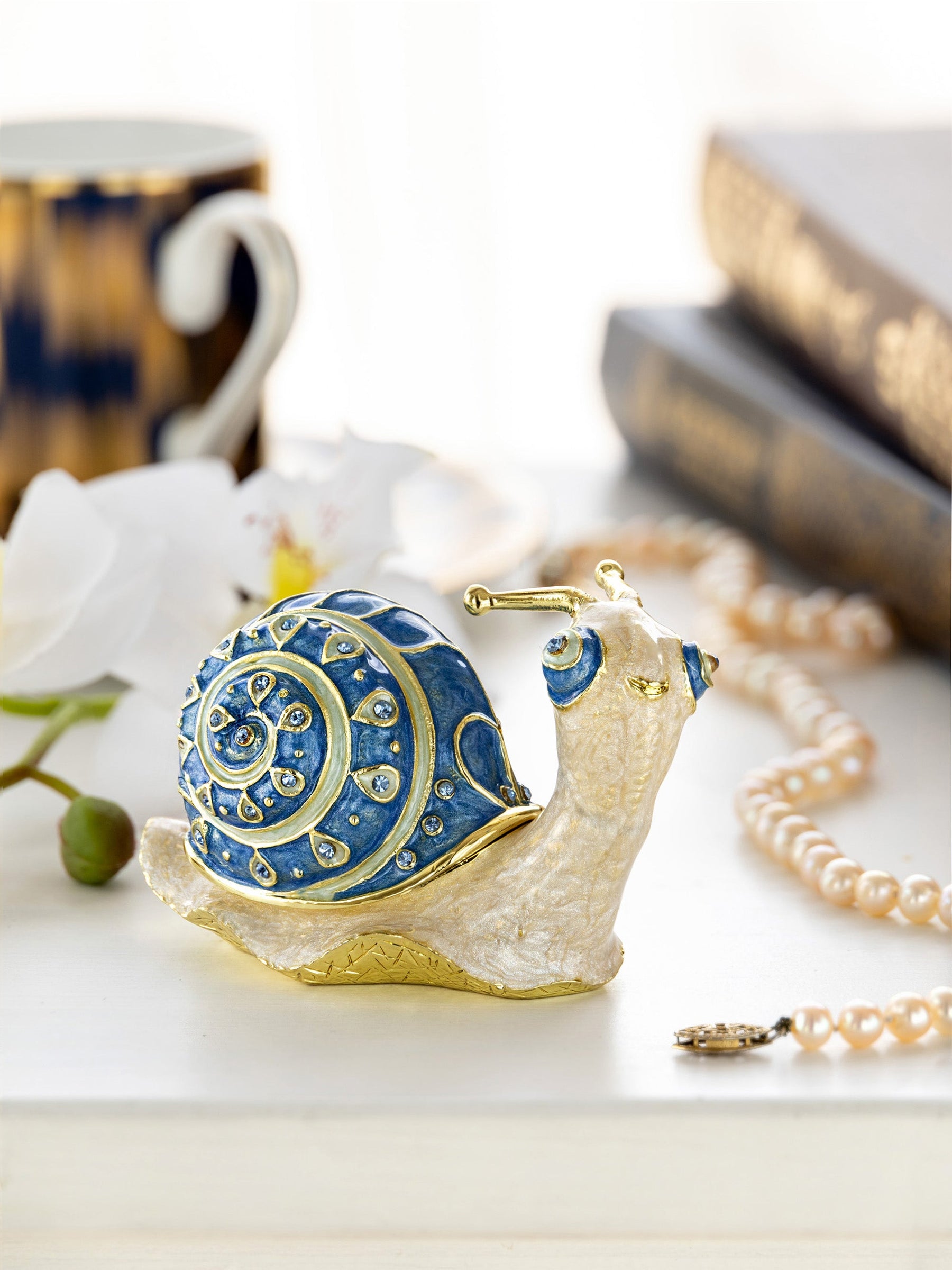 Gold-Blue Jeweled Snail | Sammlerobjekt mit Kristallen - Ansicht 2 - LAFFARTS Gallery