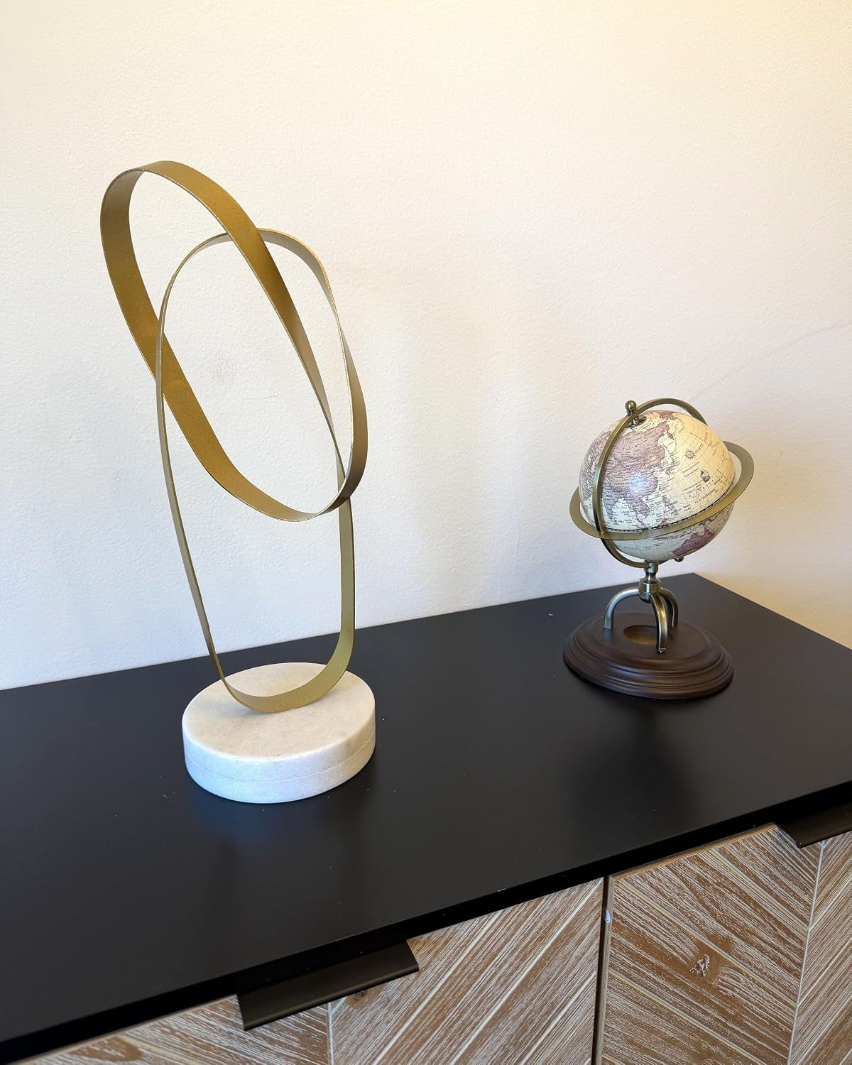 Marble Hand Gold | Skulptur aus Eisen und Marmor