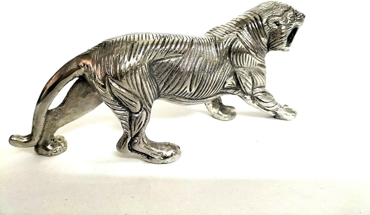 Chrome Leopard Sculpture | Tierfigur in Silberoptik