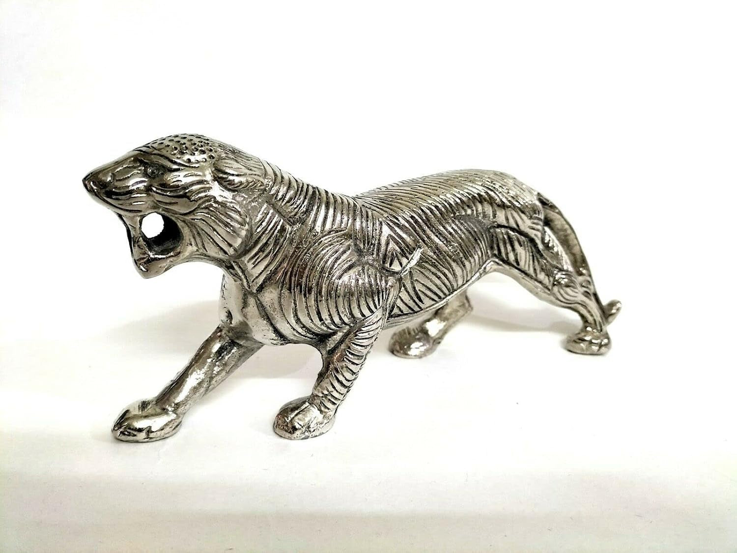 Chrome Leopard Sculpture | Tierfigur in Silberoptik