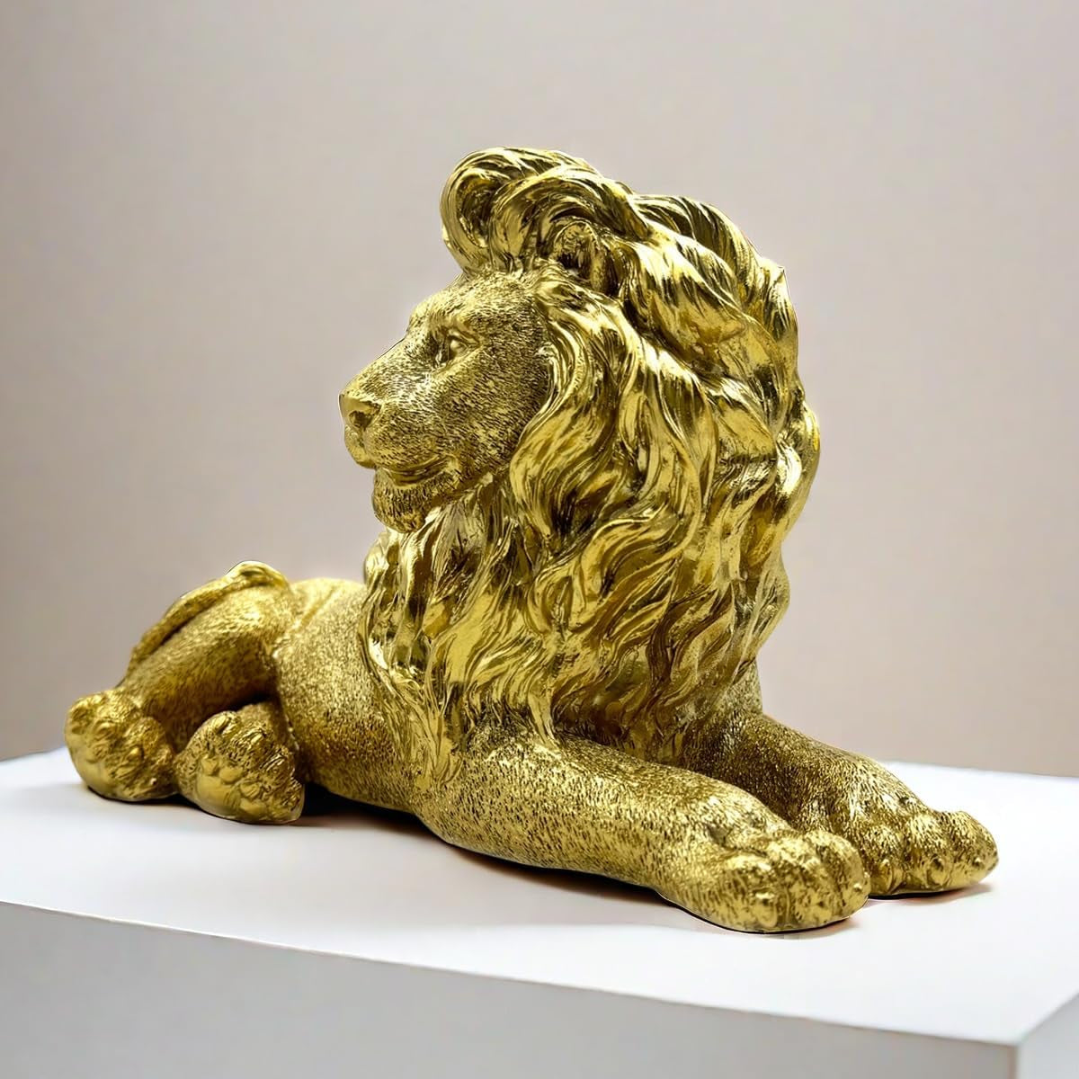 Goldener Löwe 25,4 cm | Kleine Tier-Skulptur fürs Office - Goldoptik Dekoobjekt