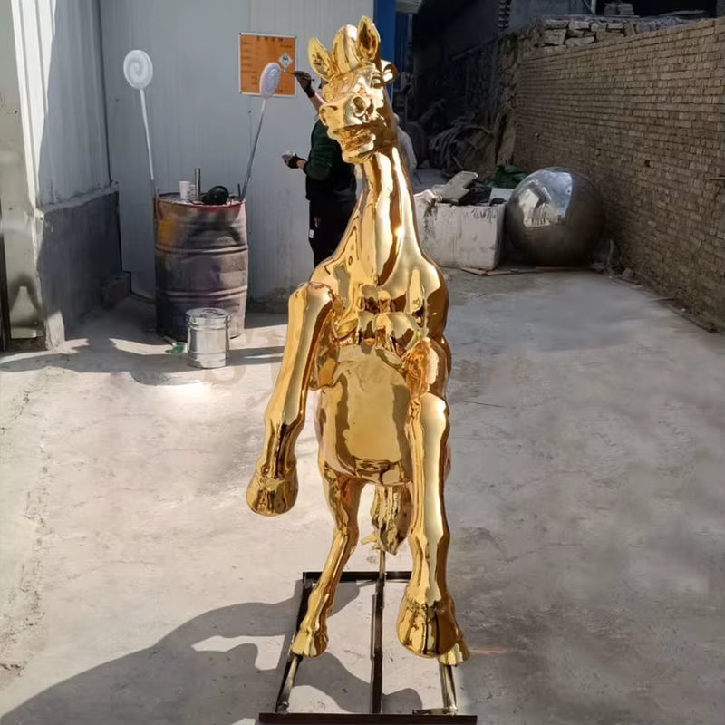 Goldene Pferde-Skulptur aus Fiberglass und Resin als Luxury Animal Statement Piece