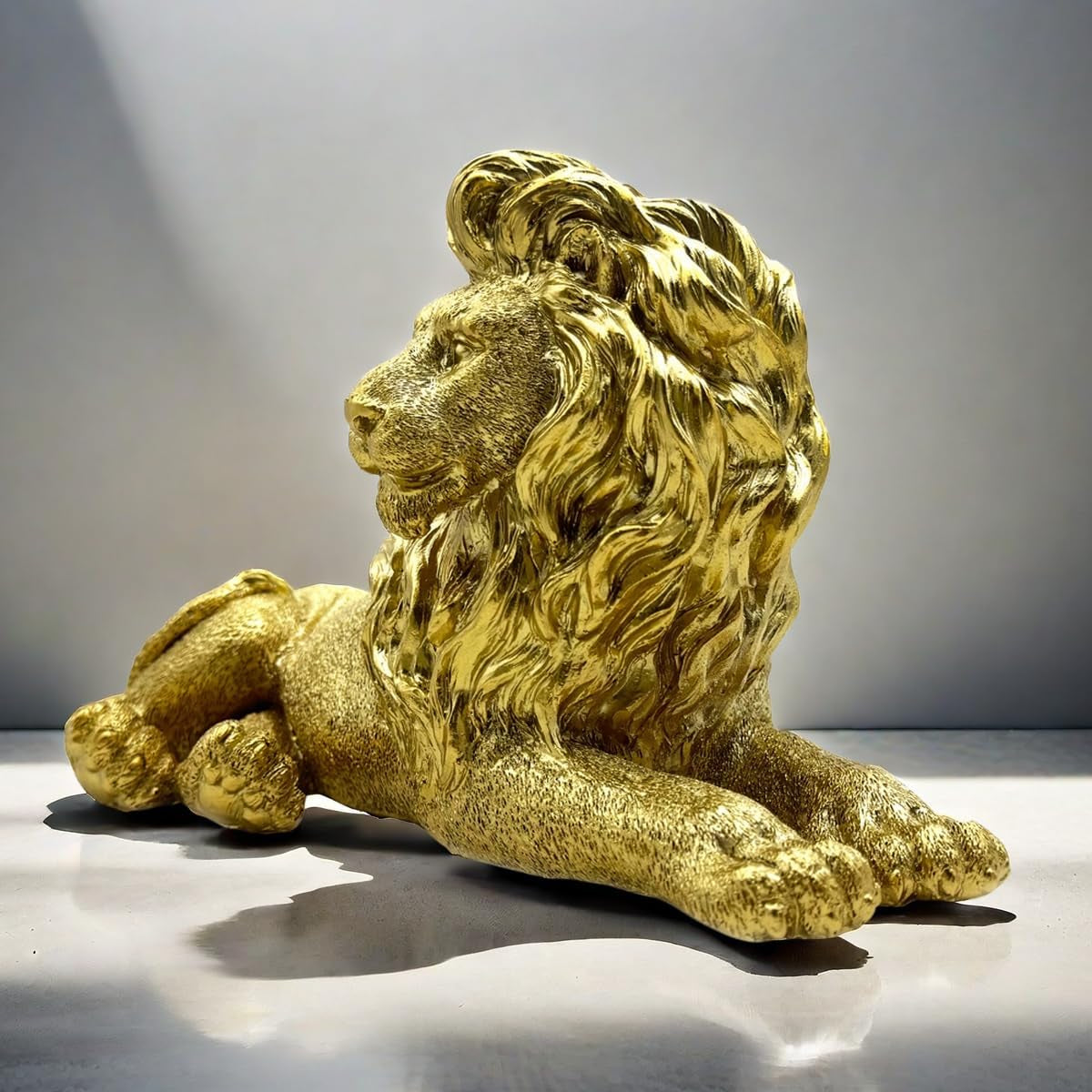 Goldener Löwe 25,4 cm | Kleine Tier-Skulptur fürs Office - Goldoptik Dekoobjekt