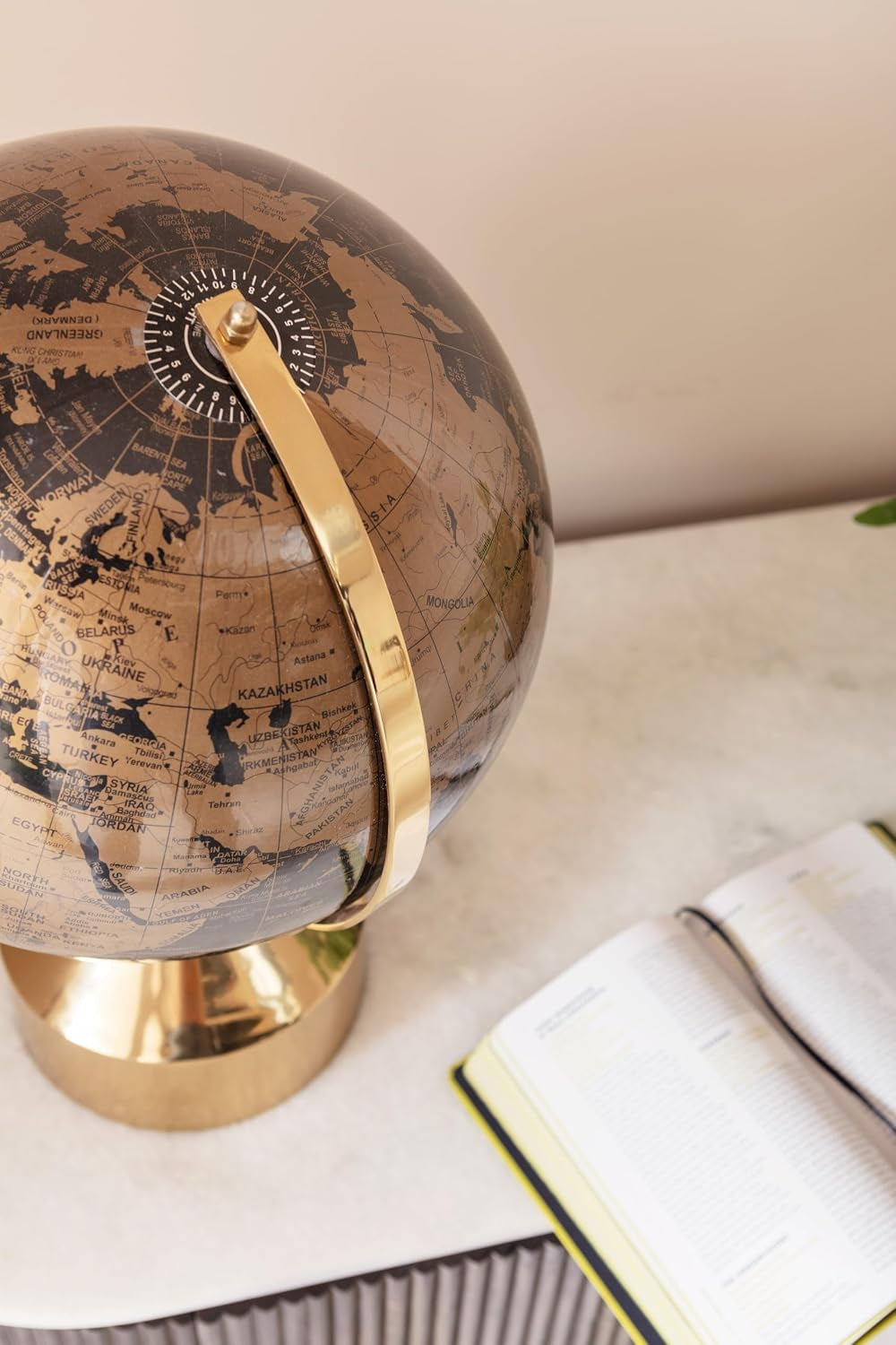 Black-Gold Globe - Schreibtischobjekt mit Goldakzent
