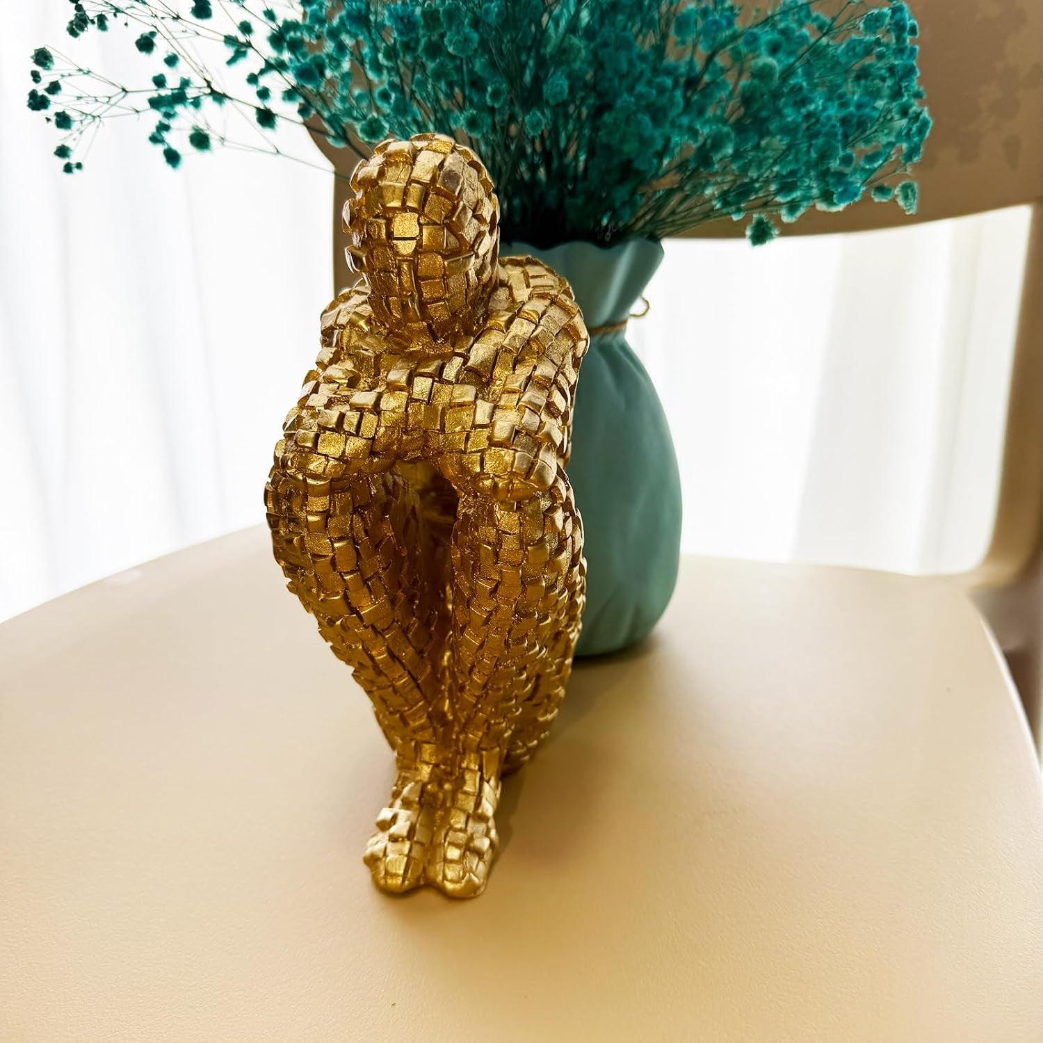 Abstrakte goldene Mosaikfigur als Dekoobjekt und Geschenkidee in Gold