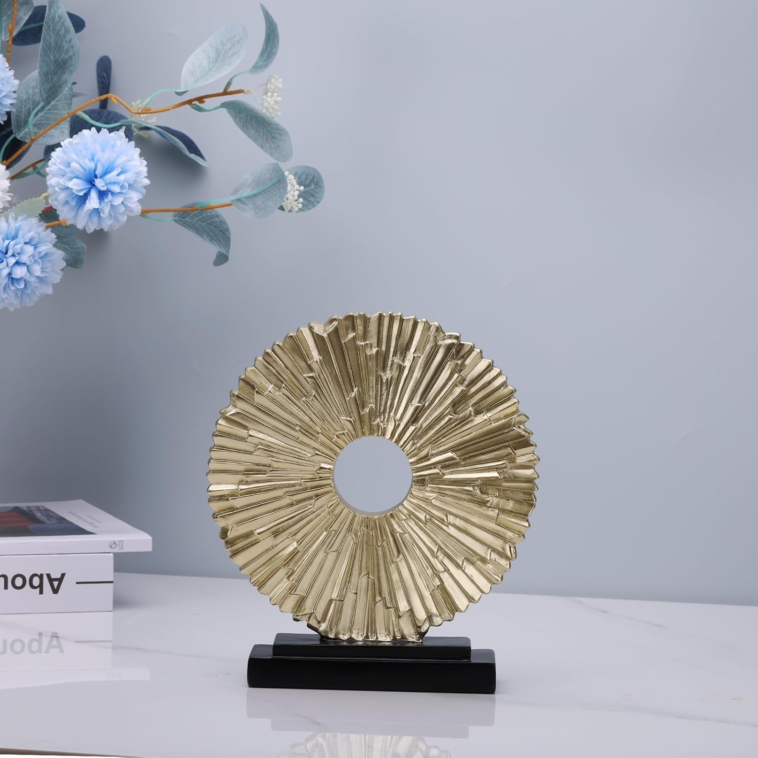 Golden Circle Lines Sculpture | Runde Skulptur in Goldoptik