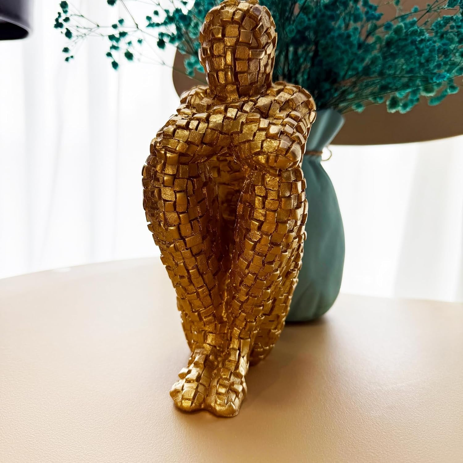 Abstrakte goldene Mosaikfigur als Dekoobjekt und Geschenkidee in Gold