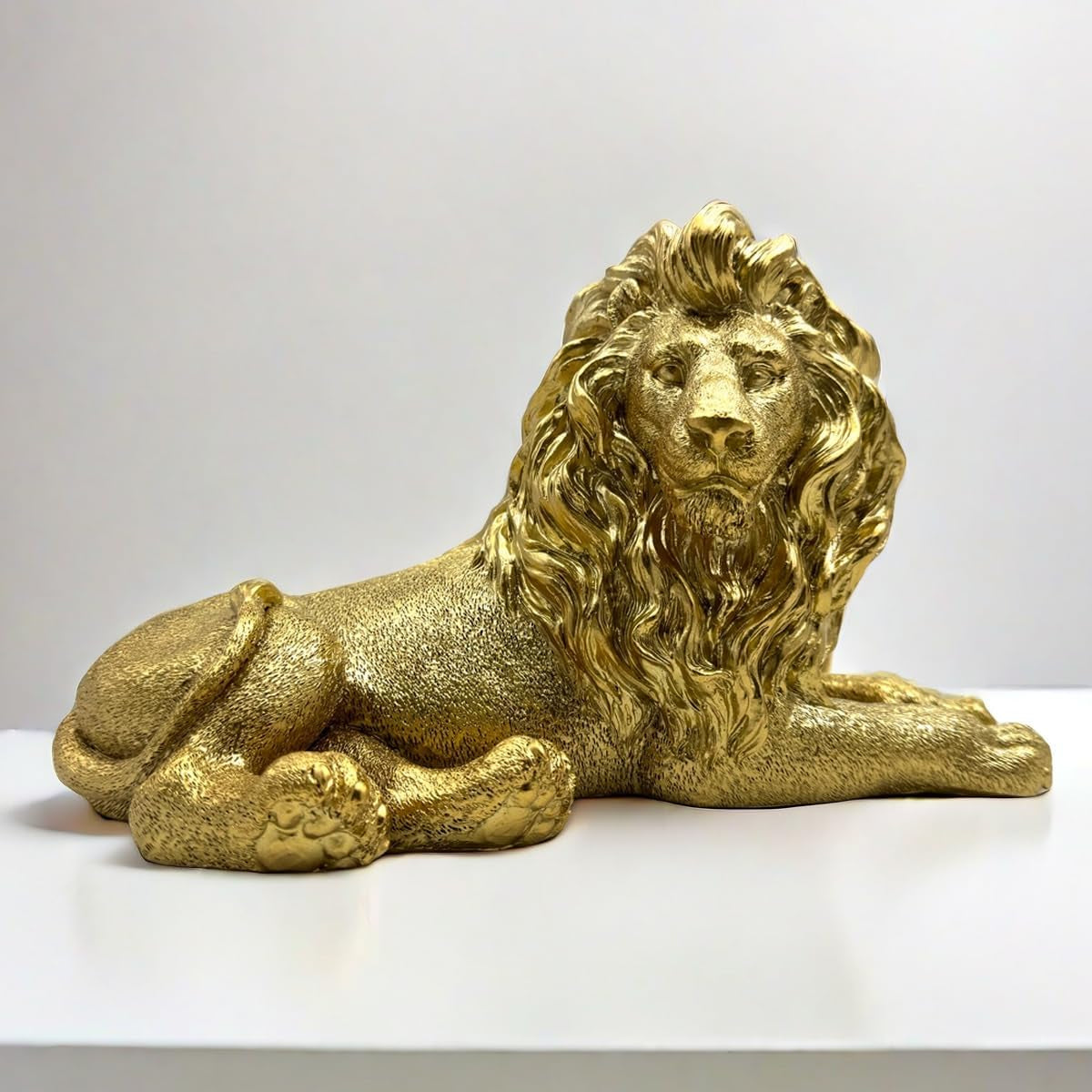 Goldener Löwe 25,4 cm | Kleine Tier-Skulptur fürs Office - Goldoptik Dekoobjekt